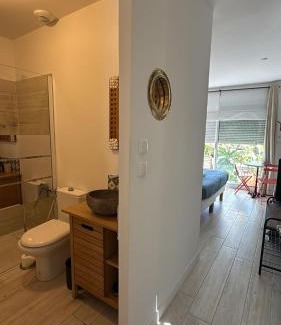 Saint-Mandrier-sur-Mer Apartment | ma cabane de pêcheur pieds dans l'eau - lit queen size