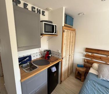 Saint-Mandrier-sur-Mer Apartment | ma cabane de pêcheur pieds dans l'eau - lit queen size
