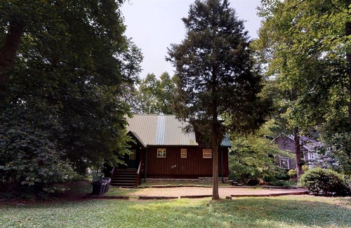 Sharps Chapel Cabin | Ma Cook Lodge is a lakefront cabin in Sharps Chapel, Tennessee with a private dock