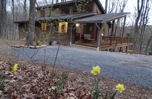Berkeley Springs House | Ma-ple Haven -Wifi, Fireplace, Deck, Fire Pit, Family Friendly, Game Room, Pool Access