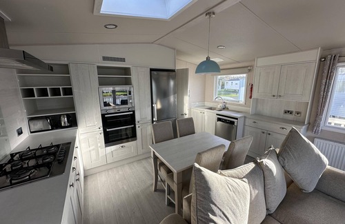 Mablethorpe Cabin | Mablethorpe Lakeside Caravan with Decking & Wi-Fi!