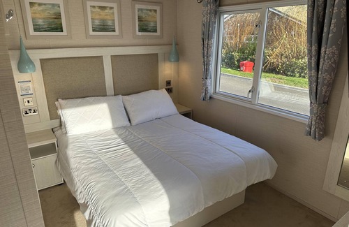 Mablethorpe Cabin | Mablethorpe Lakeside Caravan with Decking & Wi-Fi!