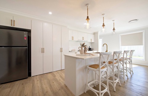 Dubbo House | Macintyre - Contemporary Charm, Sleeps 8