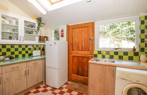 Budleigh Salterton Cottage | MACKEREL COTTAGE, pet friendly, with a garden in Budleigh Salterton