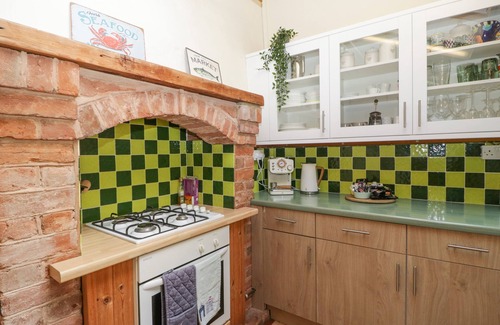 Budleigh Salterton Cottage | MACKEREL COTTAGE, pet friendly, with a garden in Budleigh Salterton