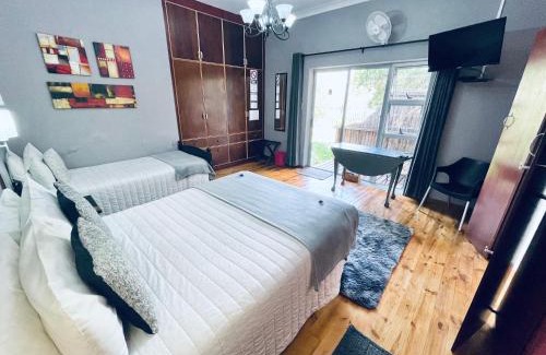 Komani House | Madeira Bed