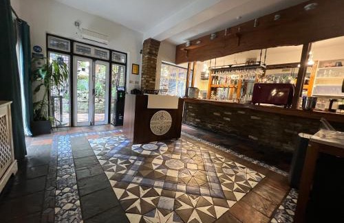 Canons Hotel | Madonna Halley Hotel