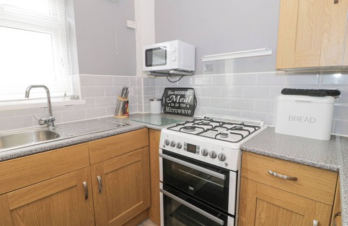 Llandudno Cottage | MAESDU COTTAGE, pet friendly, with a garden in Llandudno