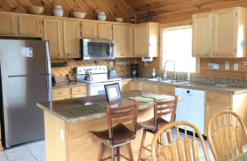 Valley Creek Run Cabin | MAGGIE FAVORITE 3/3 FAMILY LOG CABIN with GREAT VIEWS, LARGE GAME ROOM & HOT TUB