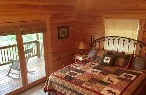 Valley Creek Run Cabin | MAGGIE FAVORITE 3/3 FAMILY LOG CABIN with GREAT VIEWS, LARGE GAME ROOM & HOT TUB