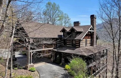 Maggie Valley Cabin | Maggie Valley Golf Club Home, sleeps 20. Book Amazing Fall Smoky Mountain View.