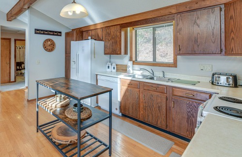 Valley Creek Run House | Maggie Valley Mountain Escape w/Fireplace & Deck!