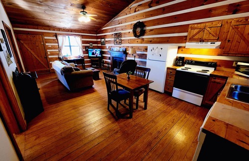 Gatlinburg - Pigeon Forge Cabin | Maggie’s House Cabin: A Cozy Retreat with Mountain Views, Hot Tub, and Jacuzzi