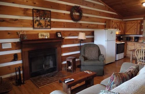 Gatlinburg - Pigeon Forge Cabin | Maggie’s House Cabin: A Cozy Retreat with Mountain Views, Hot Tub, and Jacuzzi