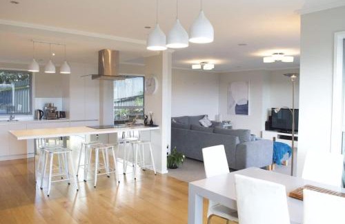 New Plymouth House | Magic on Molesworth - 2BR townhouse near CBD