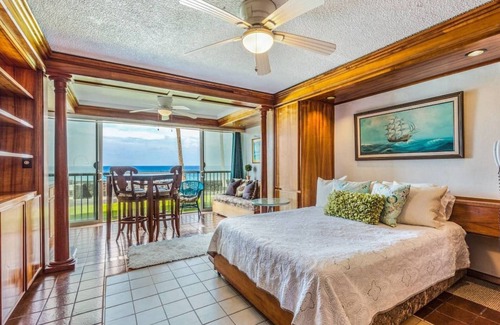 Kahaluu Bay Apartment | Magic Sands #107 - Waterfront Studio with amazing sunsets, Kona Magic Sands