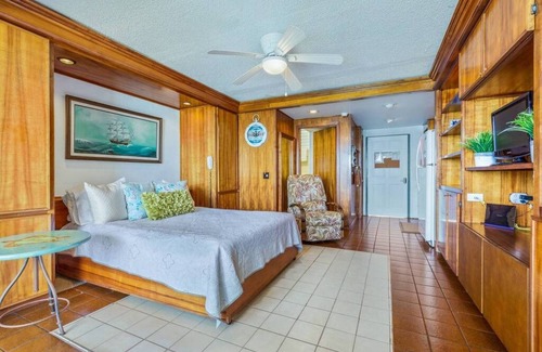 Kahaluu Bay Apartment | Magic Sands #107 - Waterfront Studio with amazing sunsets, Kona Magic Sands