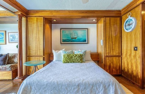 Kahaluu Bay Apartment | Magic Sands #107 - Waterfront Studio with amazing sunsets, Kona Magic Sands