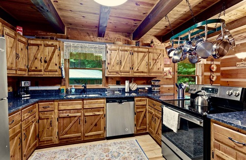 Hot Springs Cabin | Magic winding falls cabin