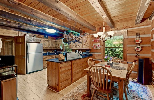 Hot Springs Cabin | Magic winding falls cabin