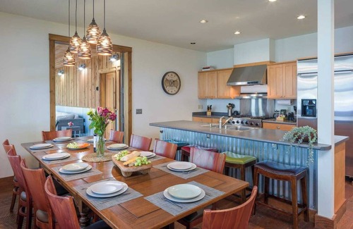 Eastsound House | Magical Beachfront, Hot Tub, Private, Spacious w/Fireplace, Close to Town and Moran State Park