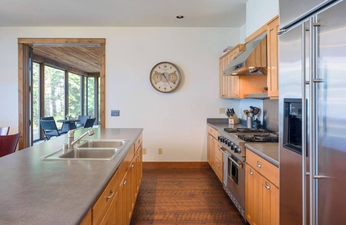 Eastsound House | Magical Beachfront, Hot Tub, Private, Spacious w/Fireplace, Close to Town and Moran State Park