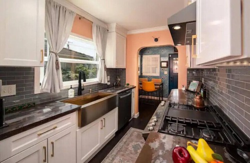 Lodi House | Magical-dwntwn Lodi, hot tub, firepit, wine tasting, backyard oasis