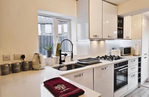 Watford House | MAGICAL HARRY POTTER THEMED HOME IN WATFORD - FREE off-street PARKING