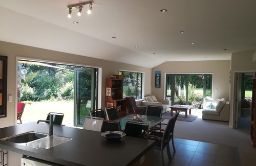 Parapara House | Magical Milnthorpe, fabulous walking tracks, wonderful inlet, picturesque beach