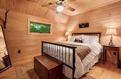 Dahlonega Cabin | Magical, Secluded Riverside Retreat in Winery Country! Sleeps 8.