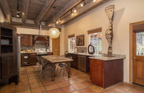 Hyde Park Estates House | Magical shangra la directly across from 10,000 Waves and close to the ski resort