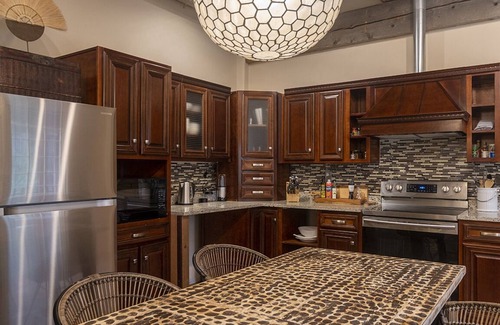 Hyde Park Estates House | Magical shangra la directly across from 10,000 Waves and close to the ski resort