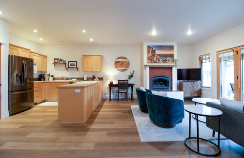 Sisters Condo | Magical Sisters Retreat 1st Floor 2 Bedroom Condo in Pine Meadow Village