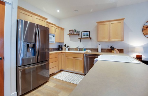 Sisters Condo | Magical Sisters Retreat 1st Floor 2 Bedroom Condo in Pine Meadow Village