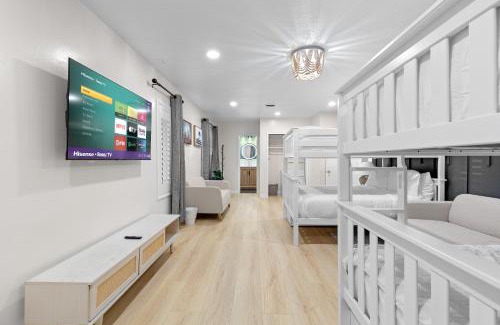 Southwest Anaheim Villa | Magical Spacious Villa -10BEDS - 3 Mi to Disneyland and Socal Gems