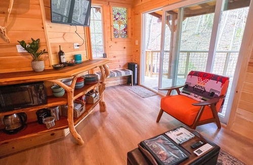 Copperhill Cabin | Magical Treehouse ~ Romantic Hot Tub ~Dog Friendly