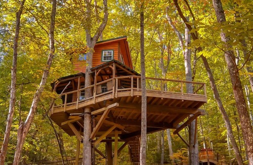 Copperhill Cabin | Magical Treehouse ~ Romantic Hot Tub ~Dog Friendly