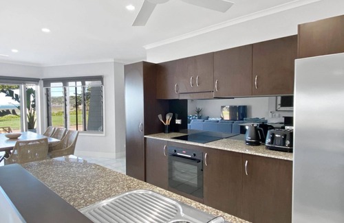 Nelly Bay House | Magnetic Docks Townhouse 5, Beachfront townhouse with magnificent views