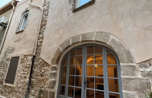 Saint-Saturnin-de-Lucian Apartment | Magnifique Appartement Pour 4 Personnes Dans une Maison de Village du 18ème