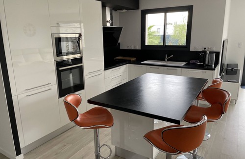 Fargues-Saint-Hilaire Villa | Magnificent contemporary with heated spa 15 min from Bordeaux center.