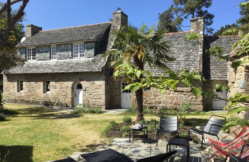 Tregastel Cottage | Magnificent 1 hectare property with wood and pond, direct access to the beach