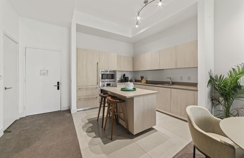 Hallandale Beach Condo | ★ MAGNIFICENT 1BD/1BA APARTMENT STEPS AWAYS FROM THE OCEAN