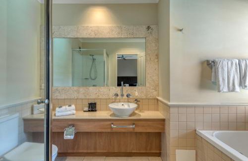 Port Douglas Apartment | Magnificent 2 bed unit in heart of Port Douglas