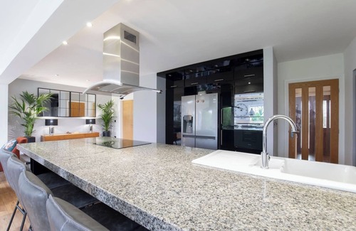 Mangotsfield House | Magnificent 3-Bedroom Home with Swim Spa