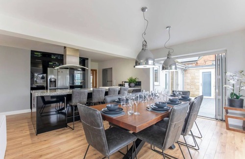 Mangotsfield House | Magnificent 3-Bedroom Home with Swim Spa