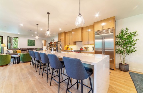 Mammoth Lakes House | Magnificent 4BR/3.5BA Getaway - Private Jacuzzi, BBQ, Garage