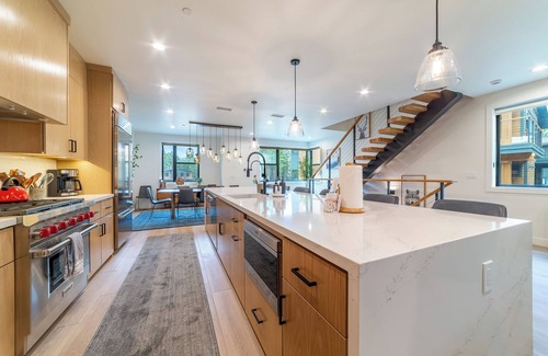 Mammoth Lakes House | Magnificent 4BR/3.5BA Getaway - Private Jacuzzi, BBQ, Garage