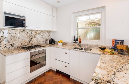 Double Bay Apartment | Magnificent Art Deco Waterfront apartment on the edge of Redleaf Beach