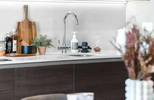 The Westside Apartment | MAGNIFICENT CITY PANORAMA| Free OFFSITE Parking | CITY VIEW