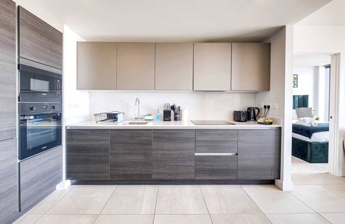 The Westside Apartment | MAGNIFICENT CITY PANORAMA| Free OFFSITE Parking | CITY VIEW